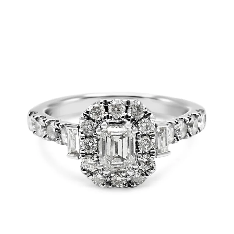 Halo - Style Women's Diamond Rings with a Center Diamond Surrounded by Smaller Diamonds in 18K GoldEmerald & Brilliant Cut Diamond Cluster Ring - Platinum