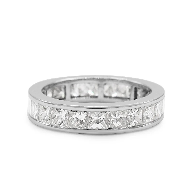 Halo - Style Women's Diamond Rings with a Center Diamond Surrounded by Smaller Diamonds in 18K GoldPrincess Cut Diamond Full Eternity Diamond Ring