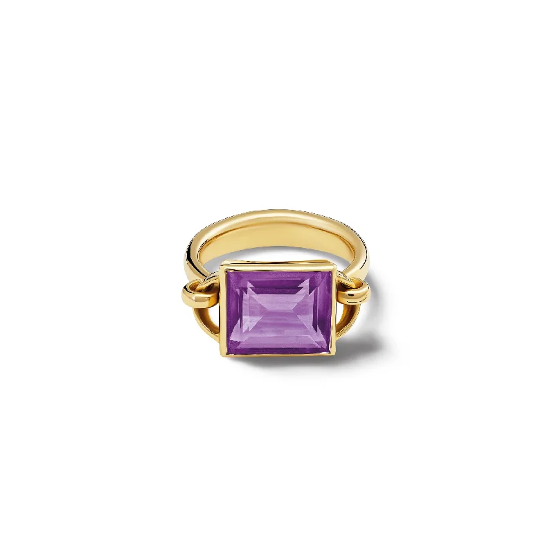 Signature - Design Engagement Rings with a Brand - Exclusive Pattern and Premium DiamondsBaguette Ring Yellow Gold - Amethyst